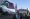 رجل يحمل علم فلسطين خارج مقر محكمة العدل الدولية