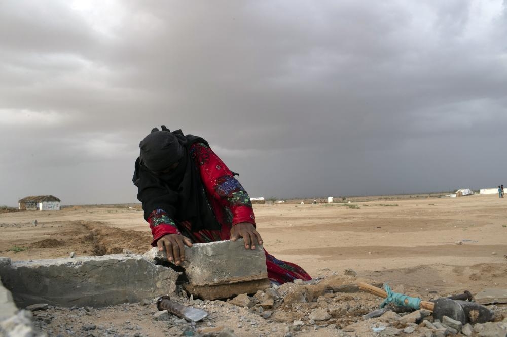 الحوثي يستمر في إجرامه بقصف الرافضين لوجوده في الحديدة