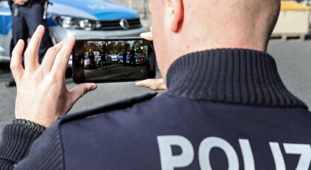 يلتقط صورة لزملاء العمل بهاتف متحرك وزعته شرطة برلين على منتسبيها. (إ ب أ)