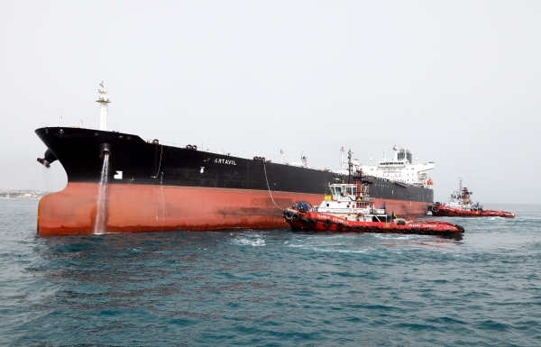 حظر صادرات النفط يخنق الاقتصاد الإيراني