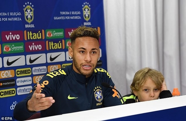 نجل نيمار يرافق والده في مؤتمر صحافي لودّية البرازيل وأوروغواي
