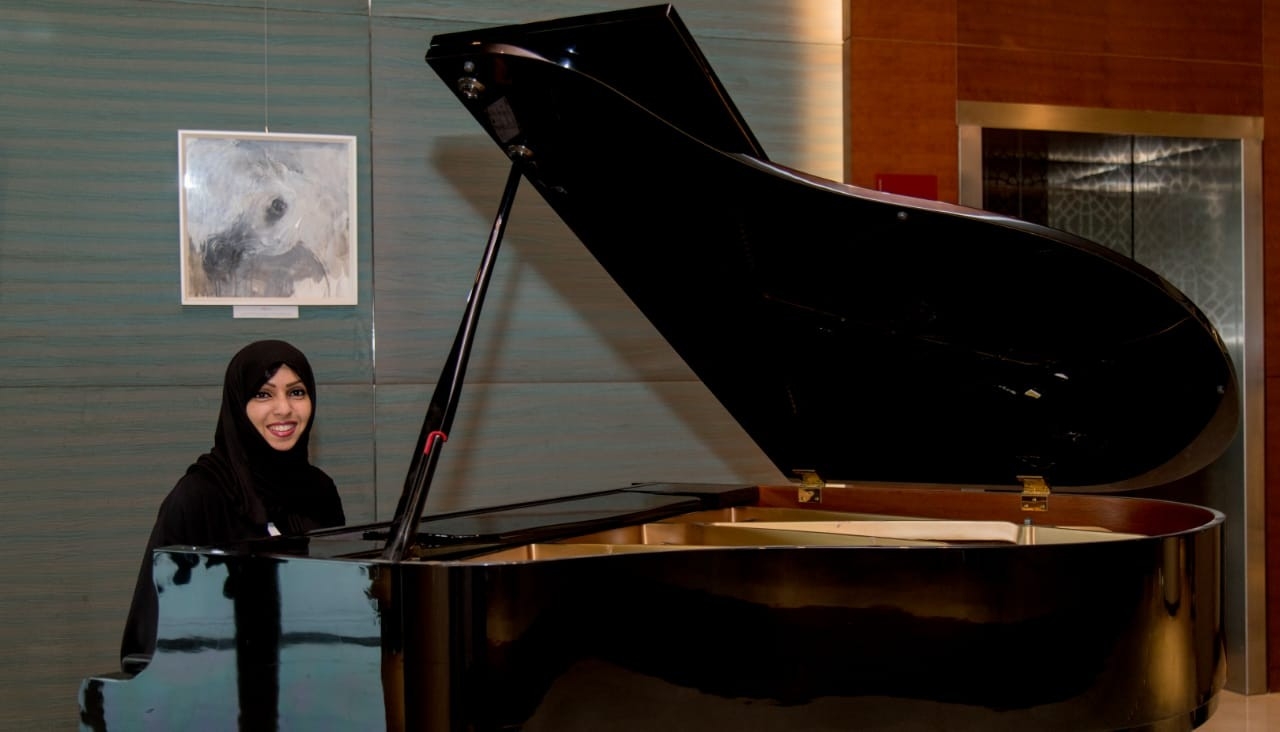 إيمان الهاشمي تعزف «ملحمة الشهيد» و«همسة ملاك» في الكويت