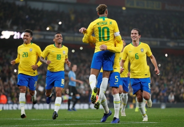 ركلة جزاء جدلية تمنح البرازيل فوزاً صعباً على أوروغواي ودياً