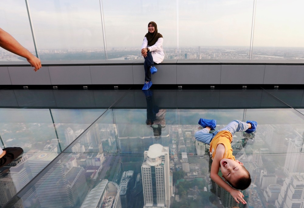 الممشى الزجاجي .. معلم «رعب» سياحي فوق أعلى بناية في تايلاند