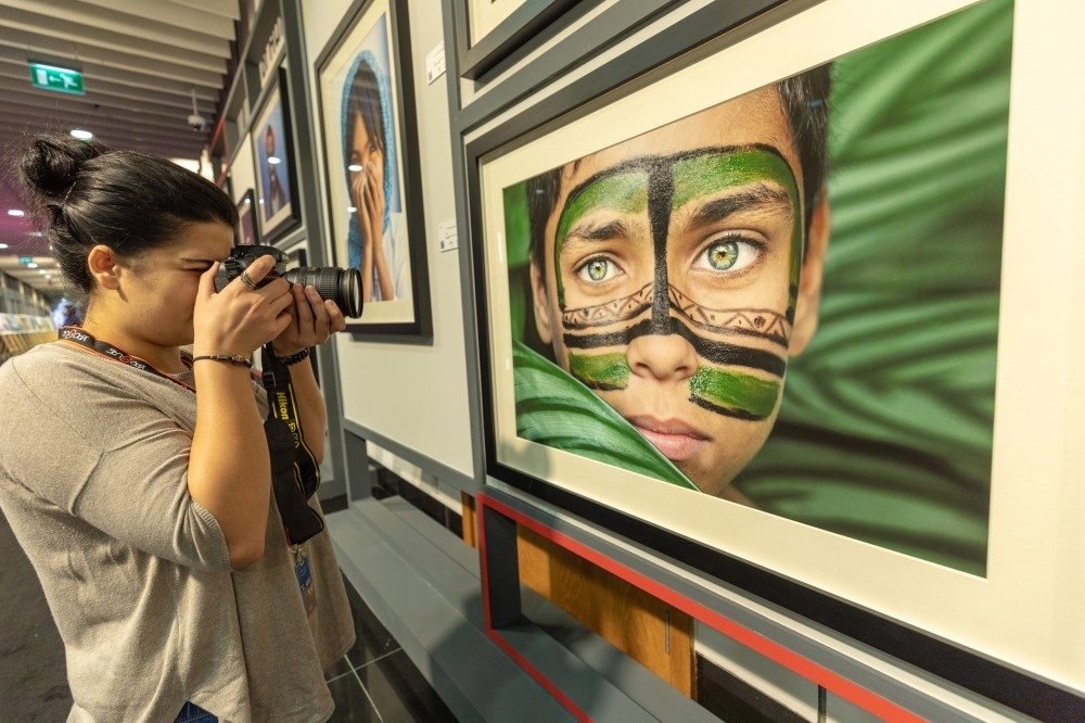 100 مصور عالمي يوثّقون جمال الملامح البشرية في «إكسبوجر»