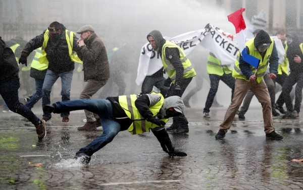 فرنسا: تفريق احتجاجات «السترات الصفراء» بالغاز والماء