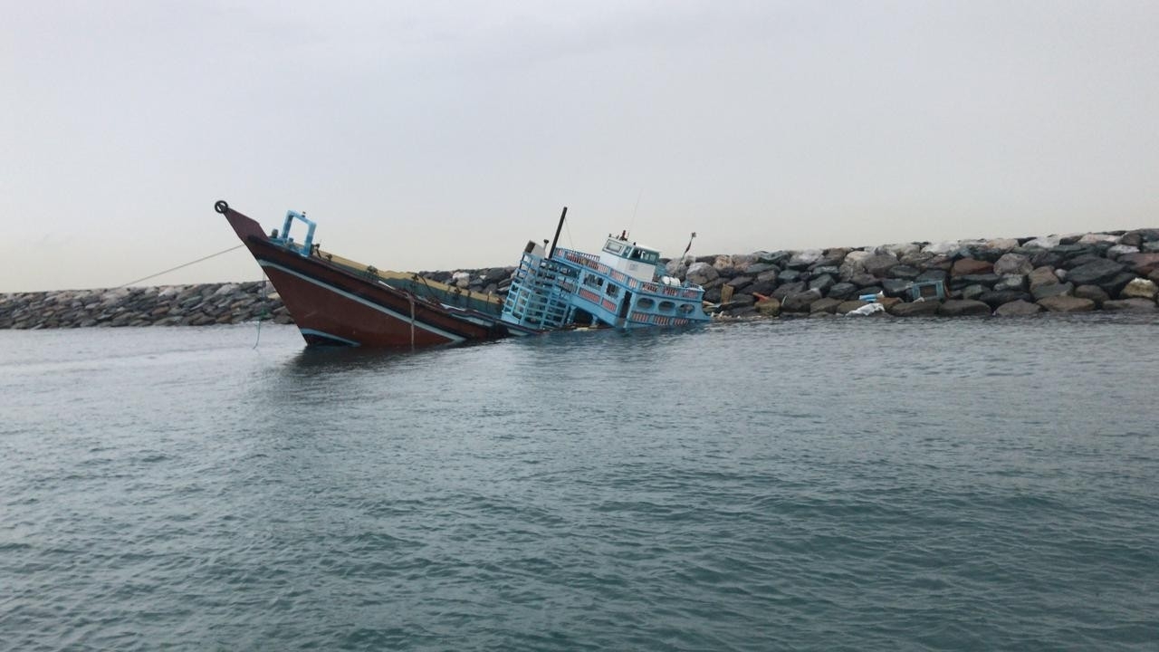 إنقاذ حياة 7 بحارة جنحت سفينتهم في دبي بسبب الأحوال الجوية