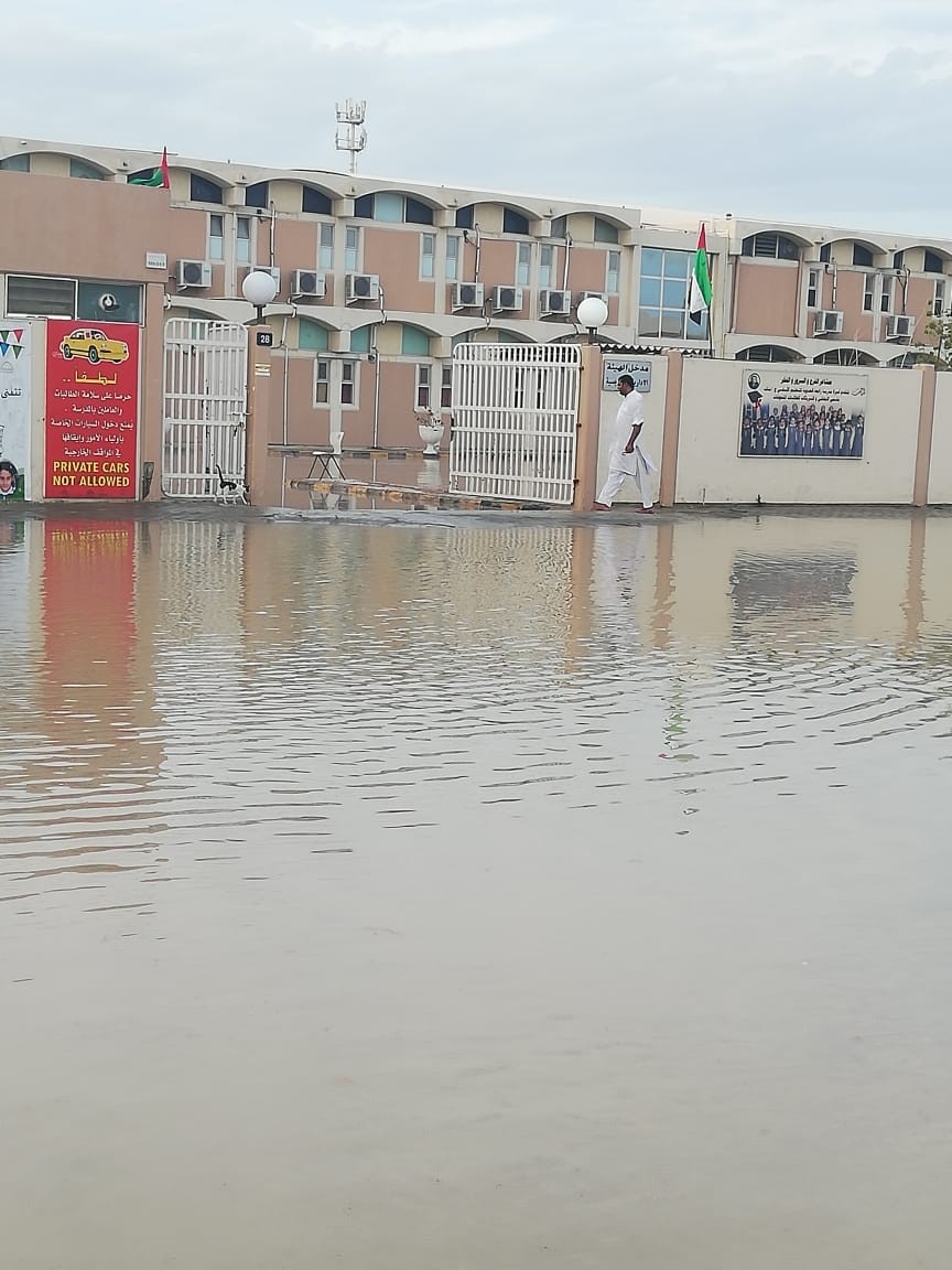 مياه الأمطار تحاصر مـدارس في الشارقة