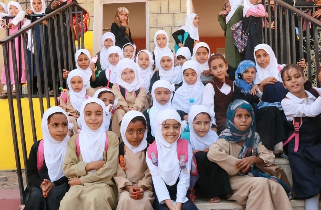 الإمارات تعيد  12 ألف طالب يمني إلى الدراسة