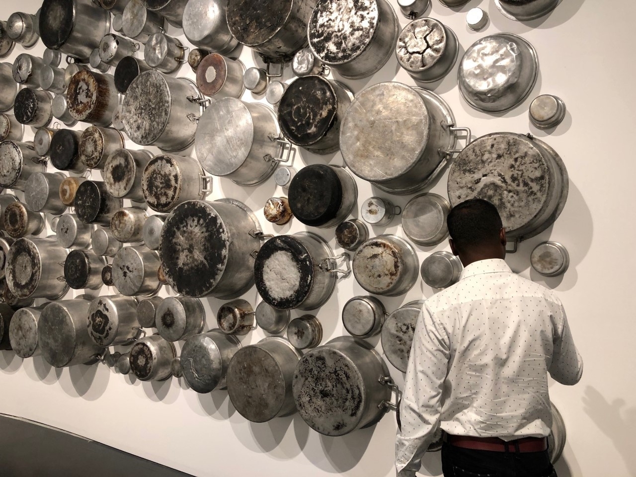 فنانة سعودية تحوّل أواني الطهي إلى أعمال تركيبية في «جميل للفنون»