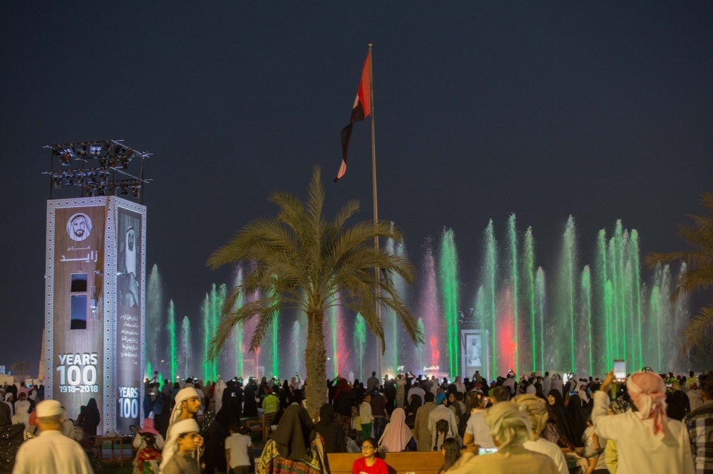 كتابة فوق الماء
استعراضات جوية في احتفالات أبوظبي باليوم الوطني