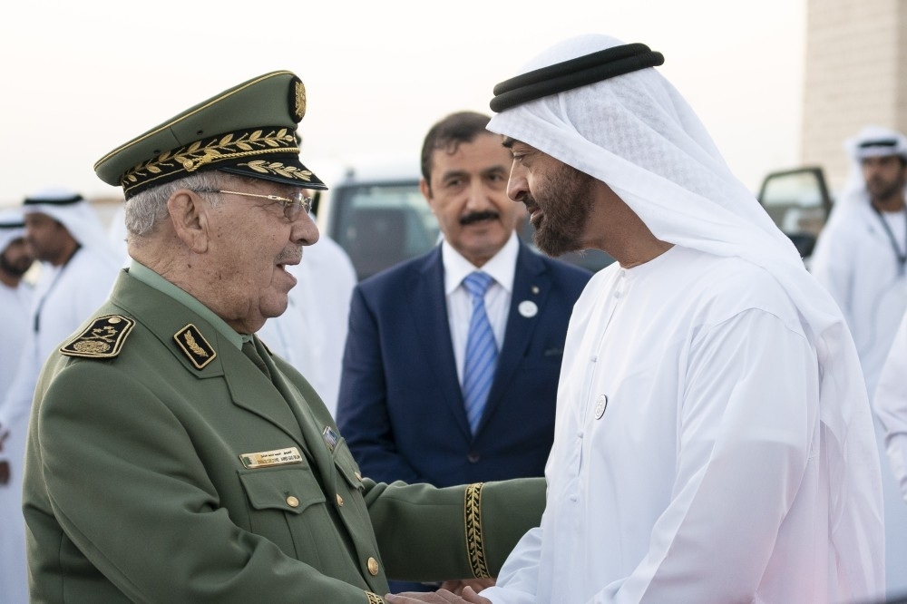 محمد بن زايد يبحث ونائب وزير الدفاع الجزائري تعزيز العلاقات