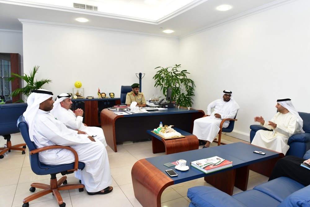 شرطة دبي و«المجلس التنفيذي» يبحثان استراتيجية الاتصال الحكومي