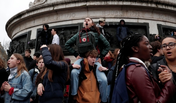 «تركيع» الطلاب ينذر بموجة عنف جديدة في فرنسا