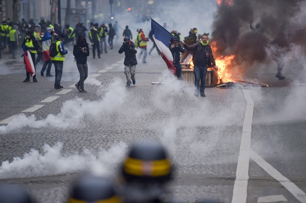«السترات الصفراء» .. اعتقالات بالمئات وتضامن في بلجيكا وألمانيا مع المحتجين