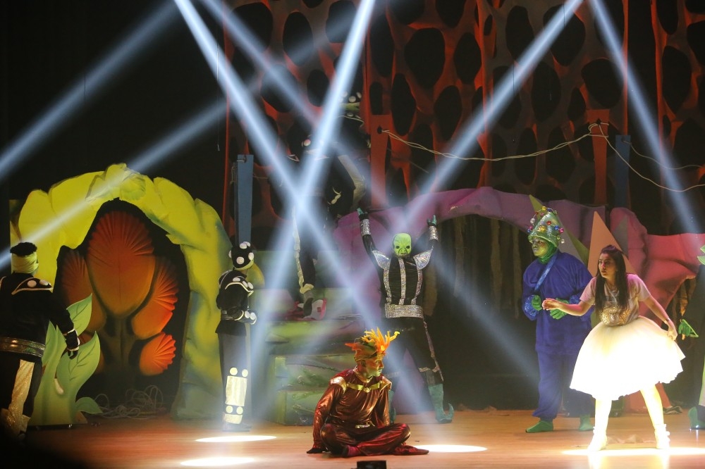 7 فرق محلية تتنافس على 14 جائزة في «الإمارات لمسرح الطفل»