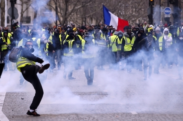 غضب «السترات الصفراء» يشعل باريس .. والمحتجون لماكرون: ارحل