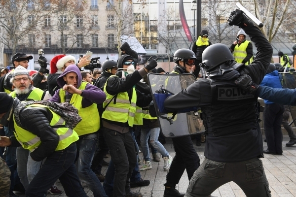 غضب «السترات الصفراء» يشعل باريس .. والمحتجون لماكرون: ارحل