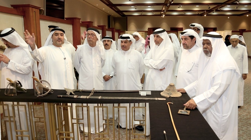 أسلحة تقليدية وكاميرات عتيقة في «الإمارات للهوايات والمقتنيات الخاصة»