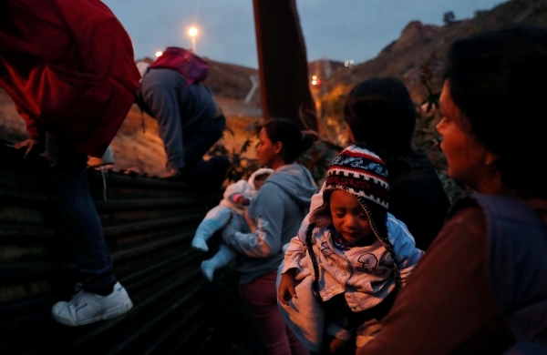 وفاة طفلة محتجزة على حدود أمريكا يجسد مأساة المهاجرين