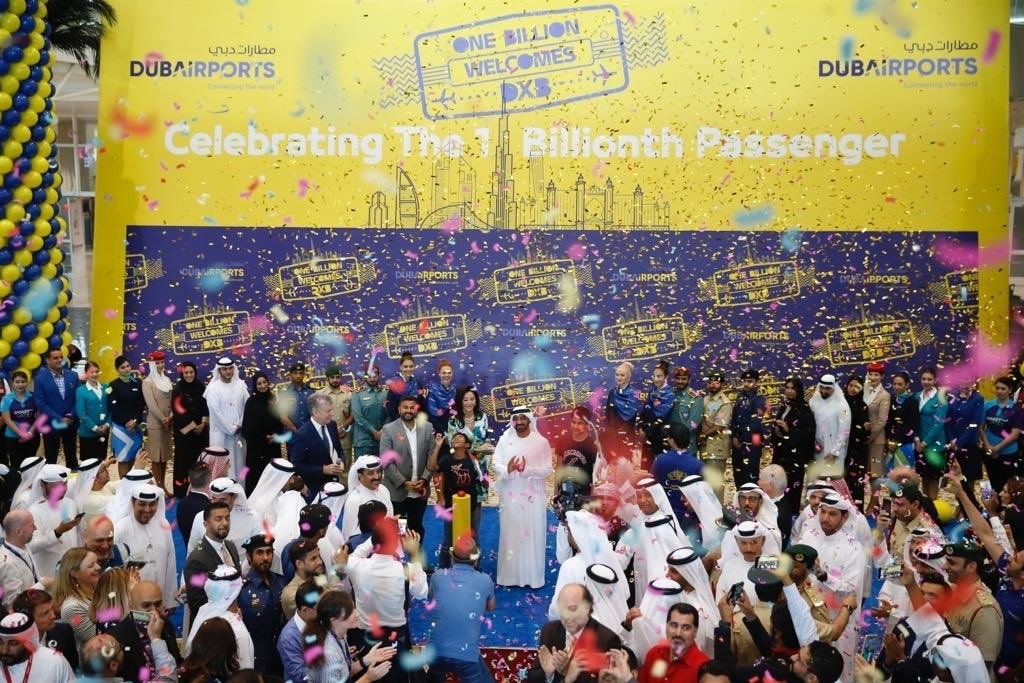 على ماذا حصل المسافر رقم مليار عبر مطار دبي الدولي؟