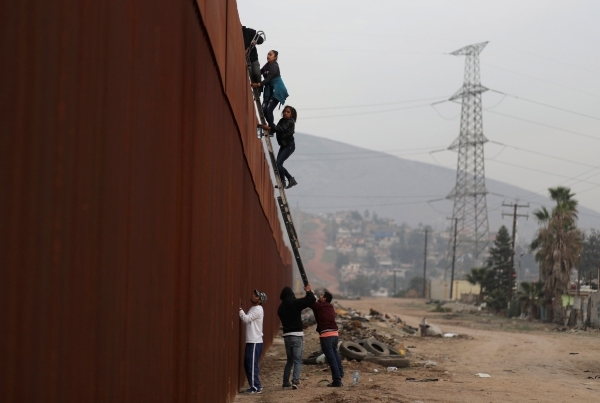 خلافات تمويل الجدار مع المكسيك تغلق الحكومة الأمريكية