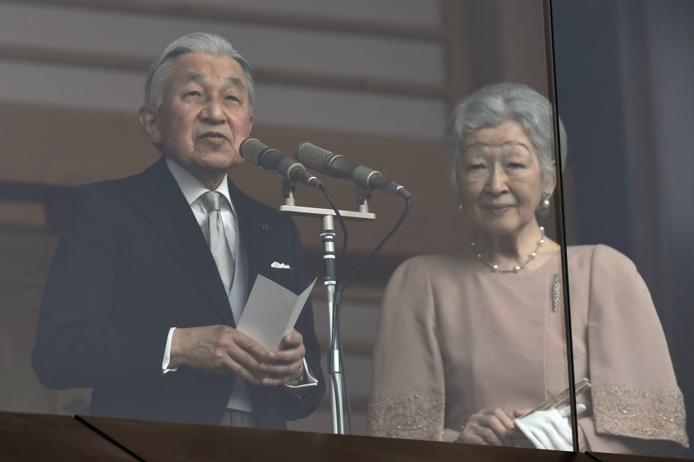 قبل أن يتخلى عن العرش .. إمبراطور اليابان يحتفل بعيده الـ 85