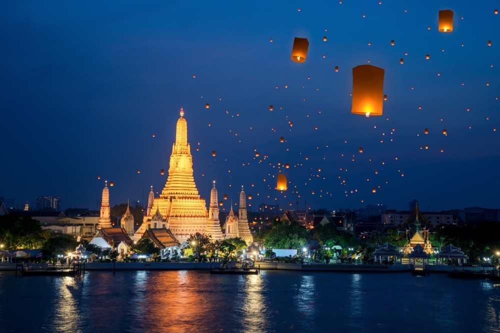 30 ألف سائح يحتفلون بآخر اكتمال للقمر للعام في جزيرة تايلاندية