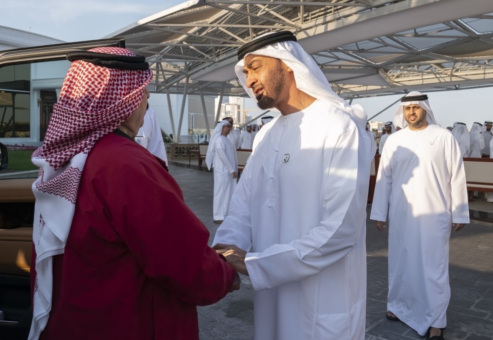 محمد بن زايد يبحث وملك البحرين تعزيز العلاقات الأخوية