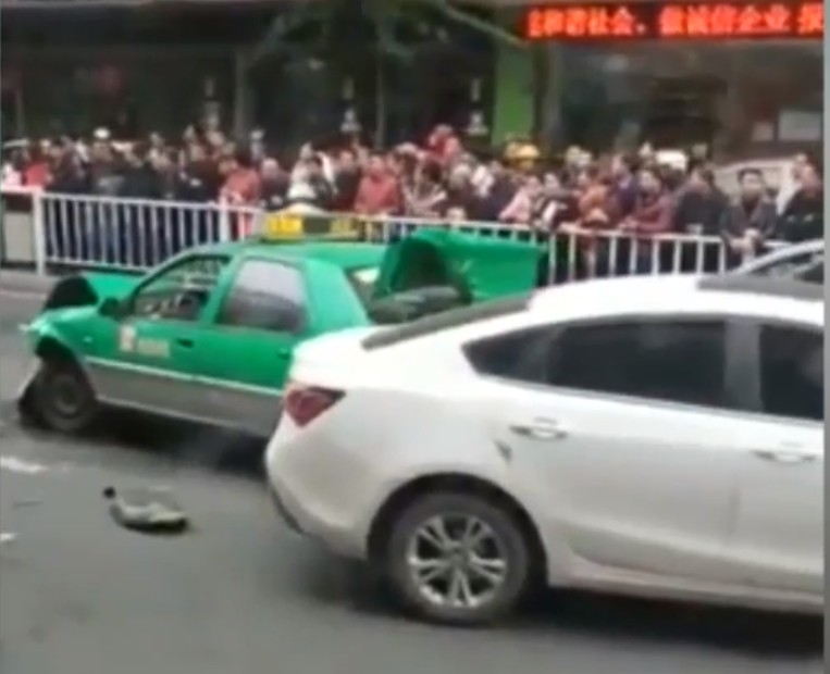 رجل يختطف حافلة ويصدم بها تجمعاً بشرياً فيقتل ثمانية في الصين