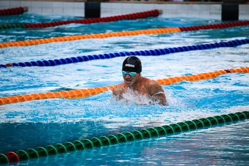 أبوظبي تتسلم علم استضافة مونديال السباحة 2020