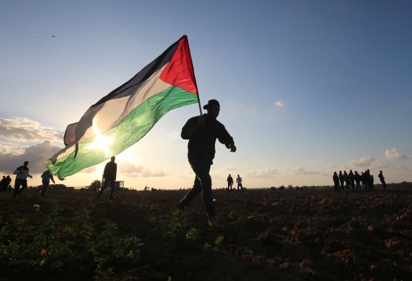 الفلسطينيون يتمسكون بـ «العيش بكرامة»: لن نساوم على حقنا