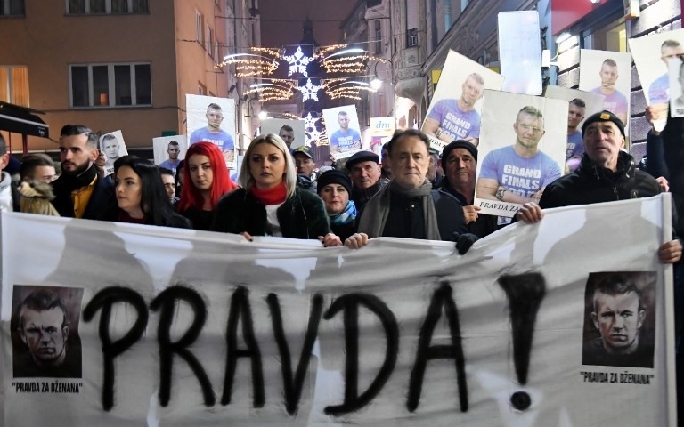 محتجون بوسنيون يطالبون باستقالة وزير الداخلية والسبب..