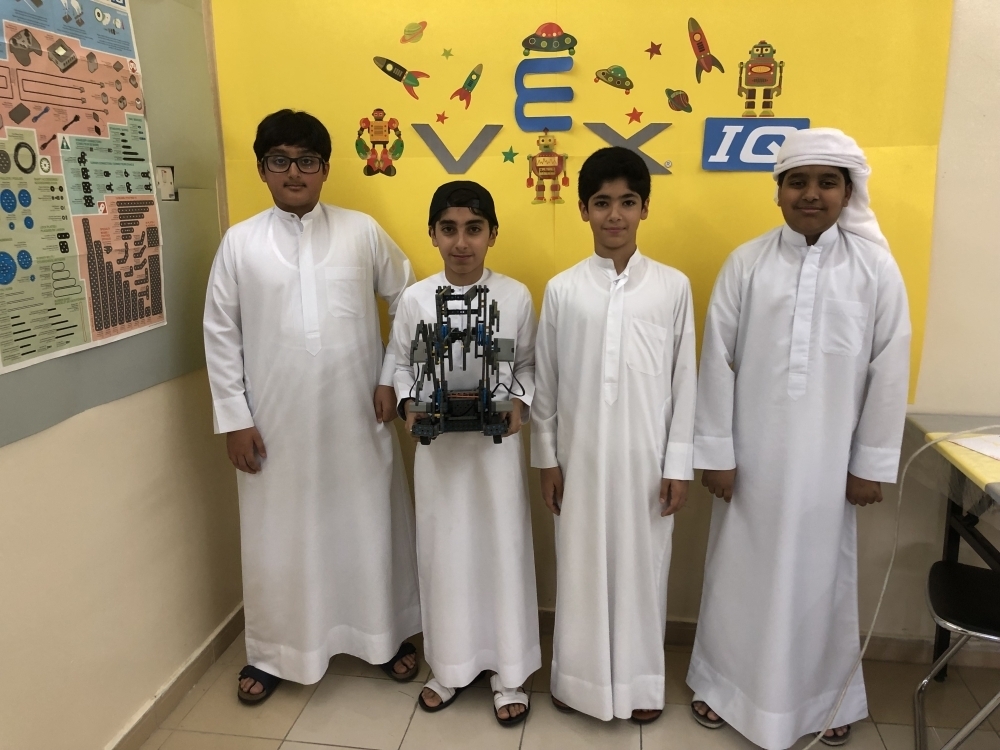 4 أطفال مواطنين يبتكرون روبوت «العقل الذكي»