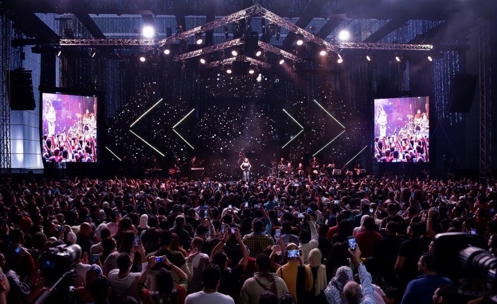نجوم الغناء العربي يدخلون العام الجديد من بوابة الإمارات