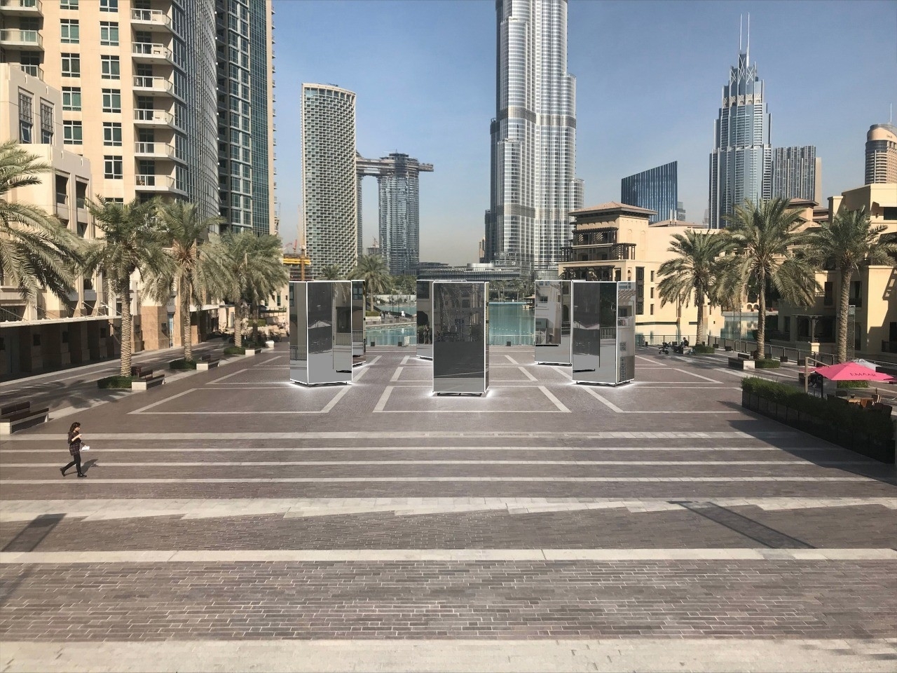 «فنون وأضواء دبي» .. مرايا عملاقة تغمر ساحة برج خليفة