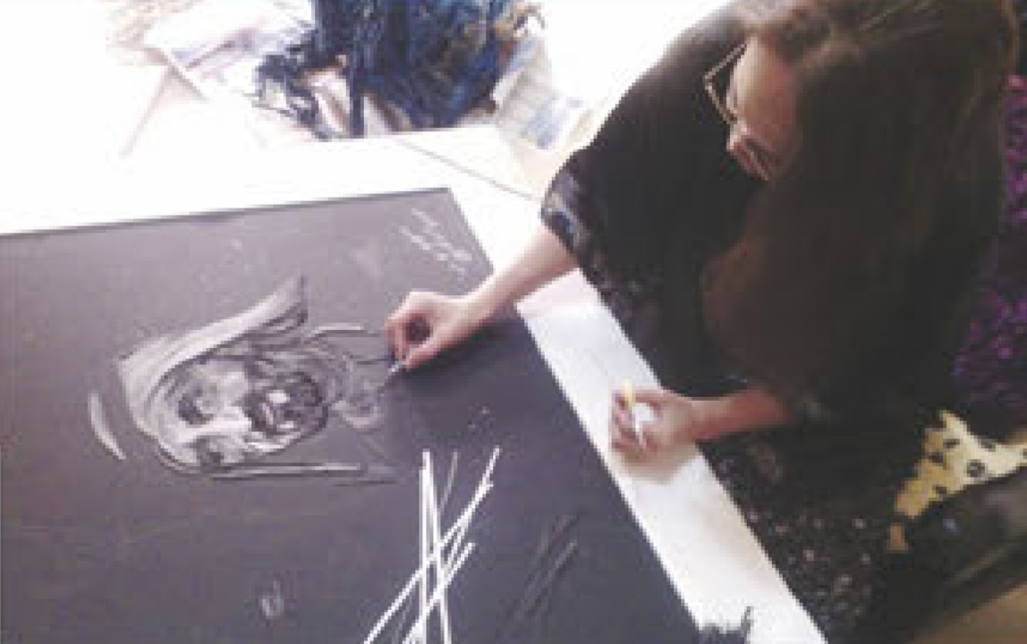 فنانة تركمانية تستلهم التسامح في  قصاصات الورق