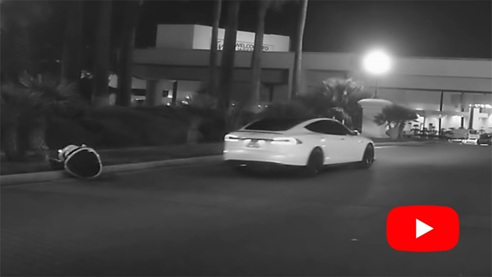 بالفيديو .. رجل آلي ضحية سيارة ذاتية القيادة على الطريق السريع