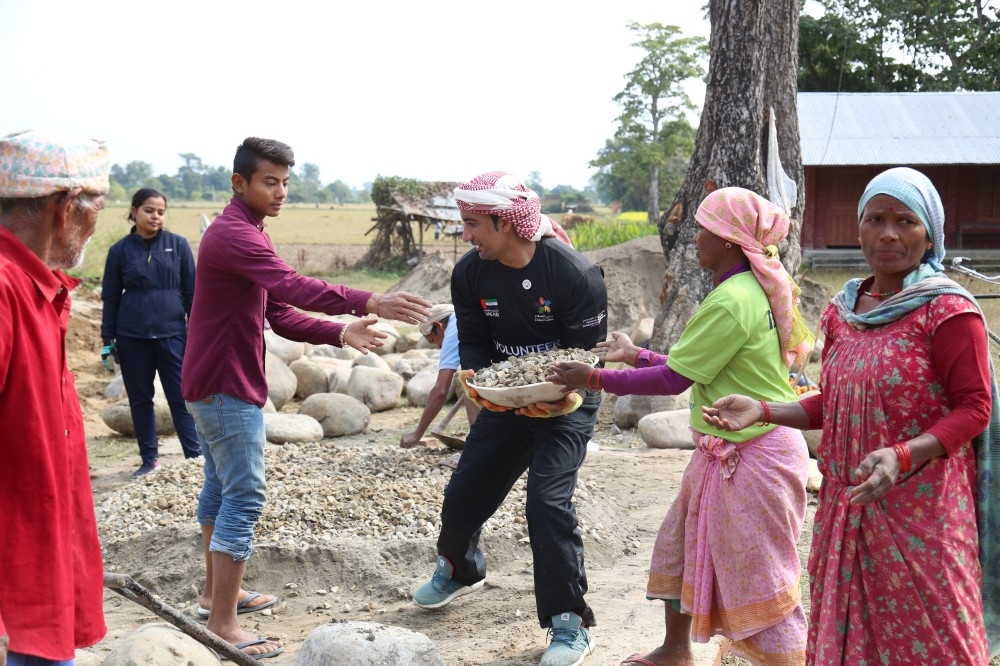 ضابط إماراتي يسجل 168 ساعة تطوعية في نيبال