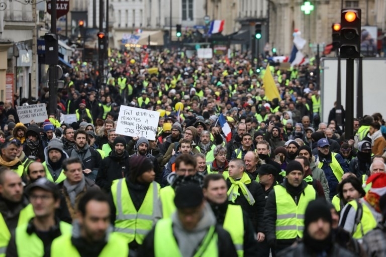 شرطة باريس تعتقل 24 شخصاً خلال مظاهرات أصحاب السترات الصفراء