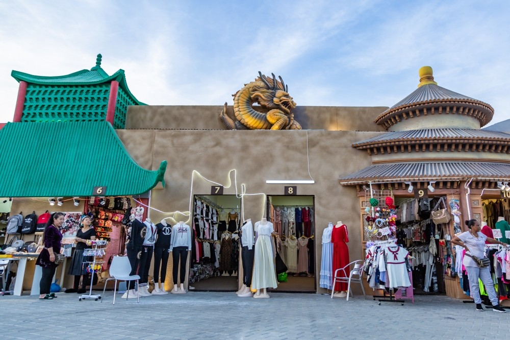 أزياء «الهانفو» الصينية تنافس الكشمير الأذري في «زايد التراثي»