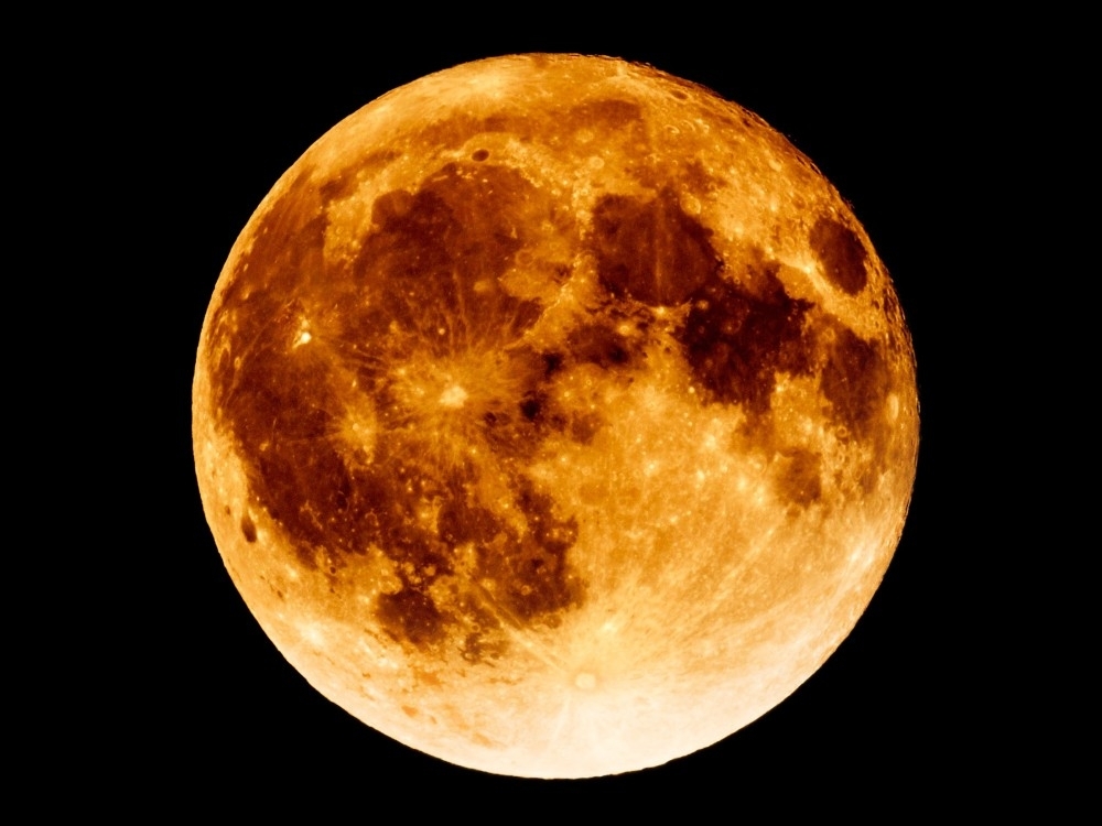 سماء الإمارات على موعد مع القمرين «العملاق» و«الذئب» 21 الجاري