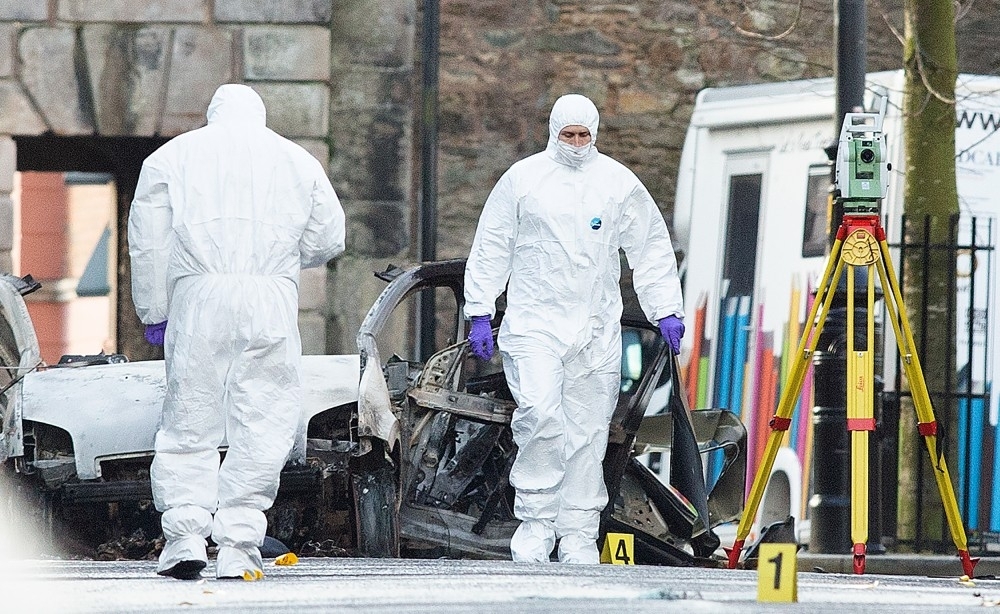توقيف شخصين بعد انفجار سيارة مفخخة في أيرلندا الشمالية