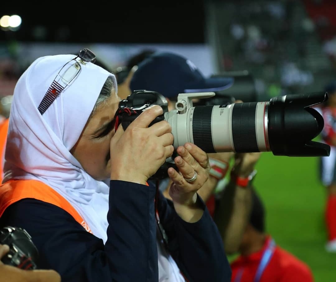 منال الدباغ .. أول سعودية توثق الكرة بعدستها وتغطي منافسات كأس آسيا