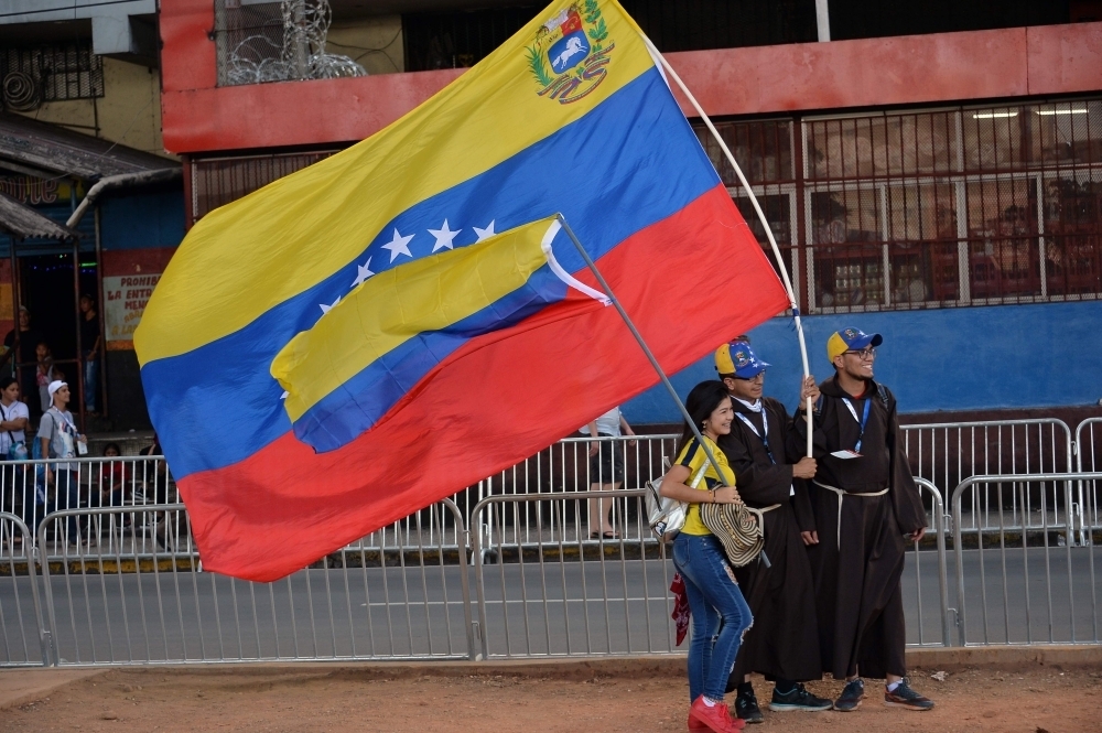 واشنطن تطالب الدبلوماسيين والمواطنين الأمريكيين بمغادرة فنزويلا