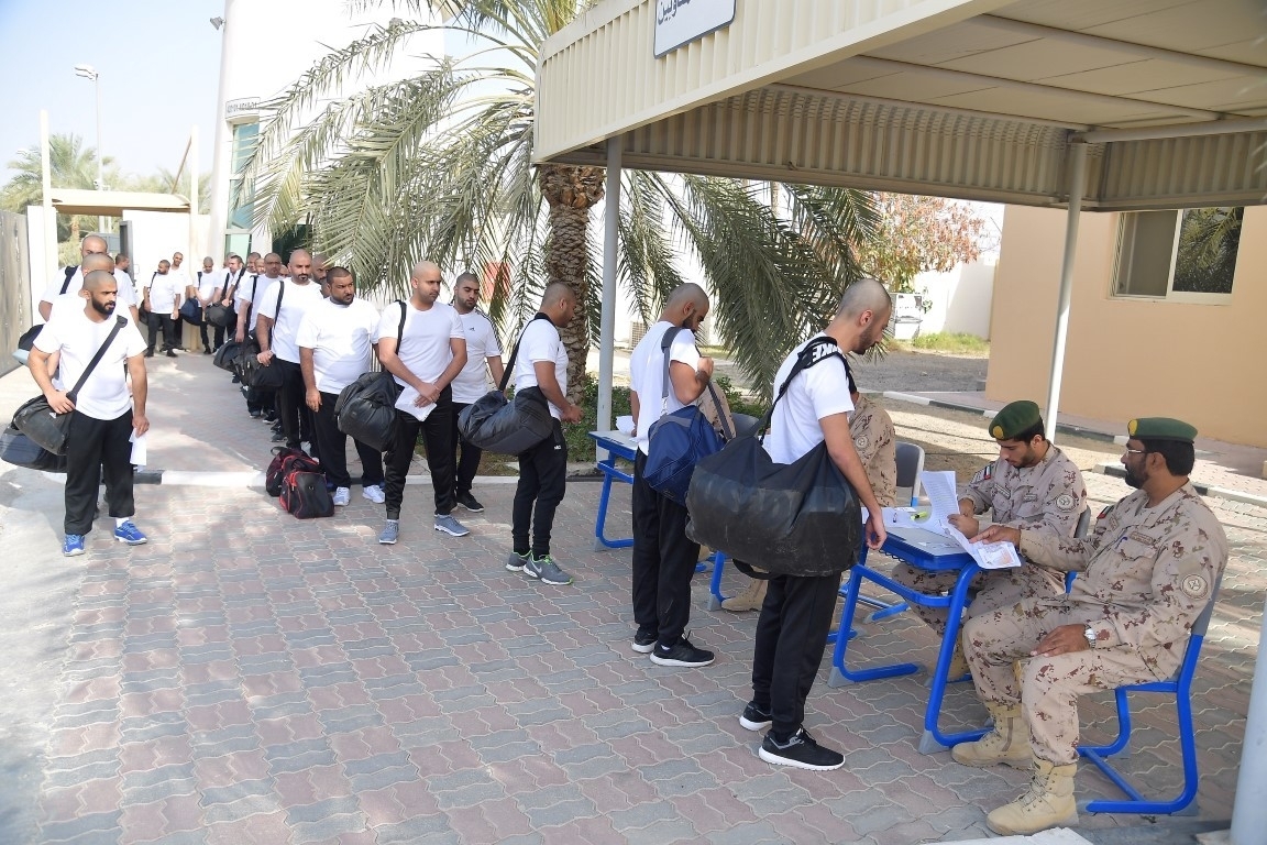مجندو الدفعة الـ11 أثناء توافدهم على مراكز الخدمة: جاهزون للذود عن الإمارات