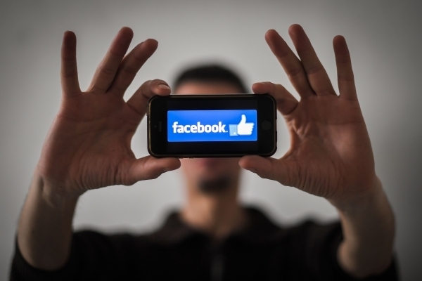 «فيسبوك» دفعت لمراهقين مقابل تعقب أنشطتهم الإلكترونية