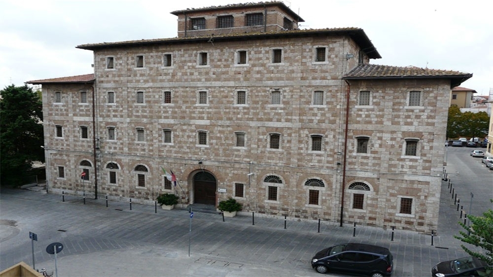 إيطاليا تجيز للسجناء التواصل مع ذويهم عبر «سكايب»