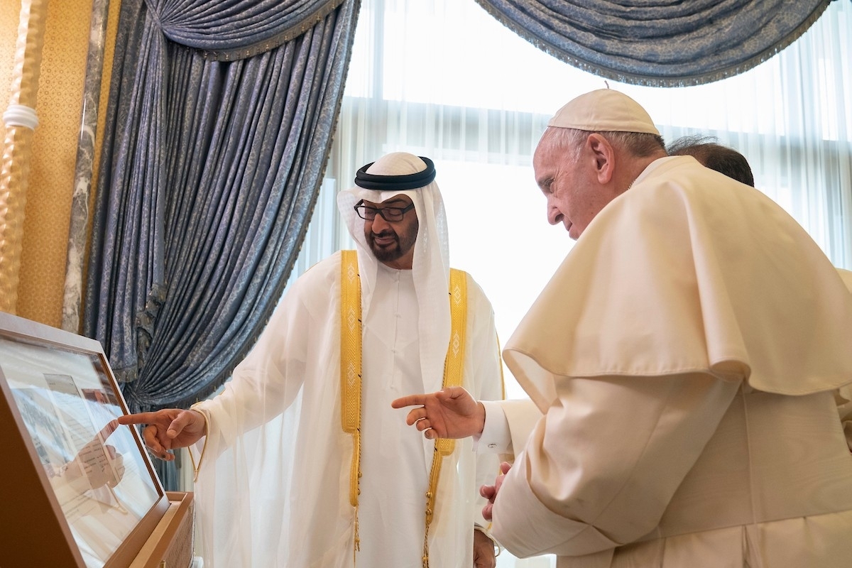 محمد بن راشد ومحمد بن زايد يبحثان مع البابا ترسيخ قيم الحوار بين الشعوب