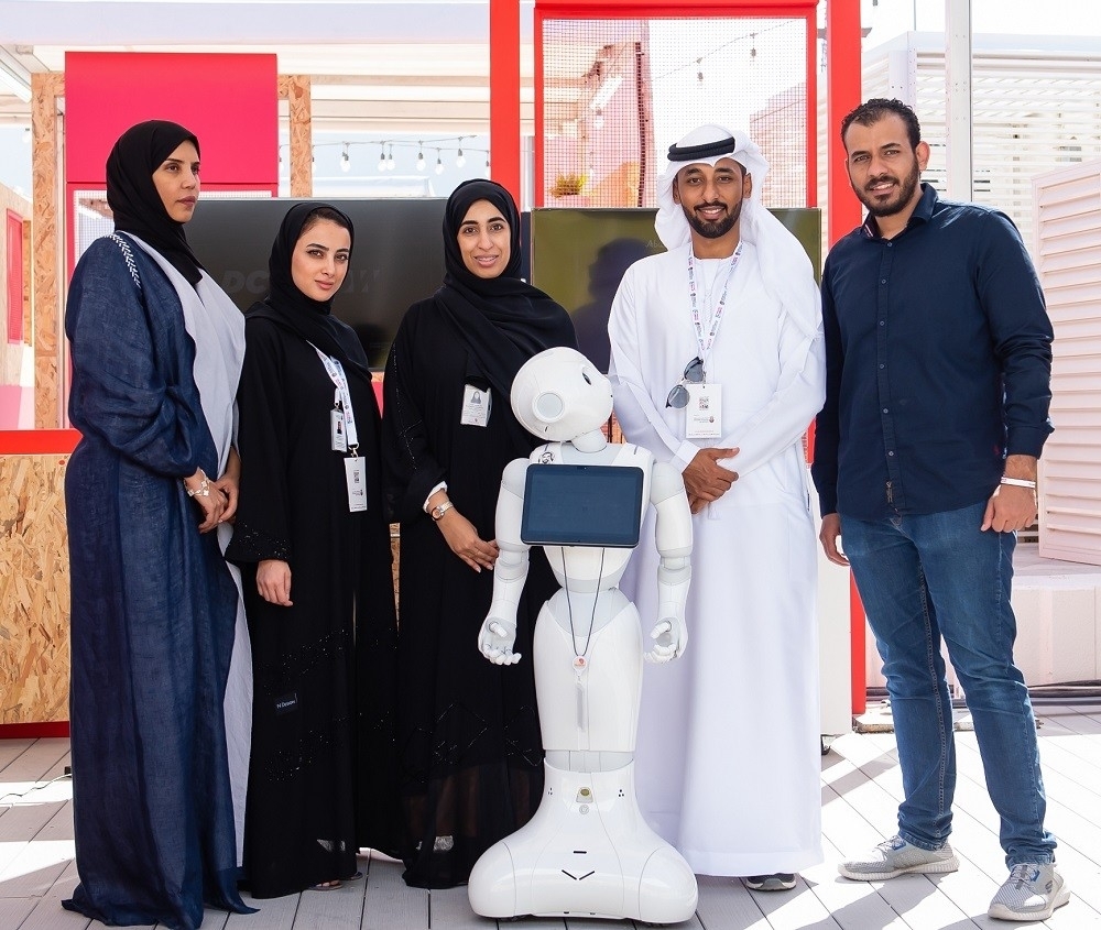 الروبوت «مرشد» أمين مكتبة في «أبوظبي للعلوم»